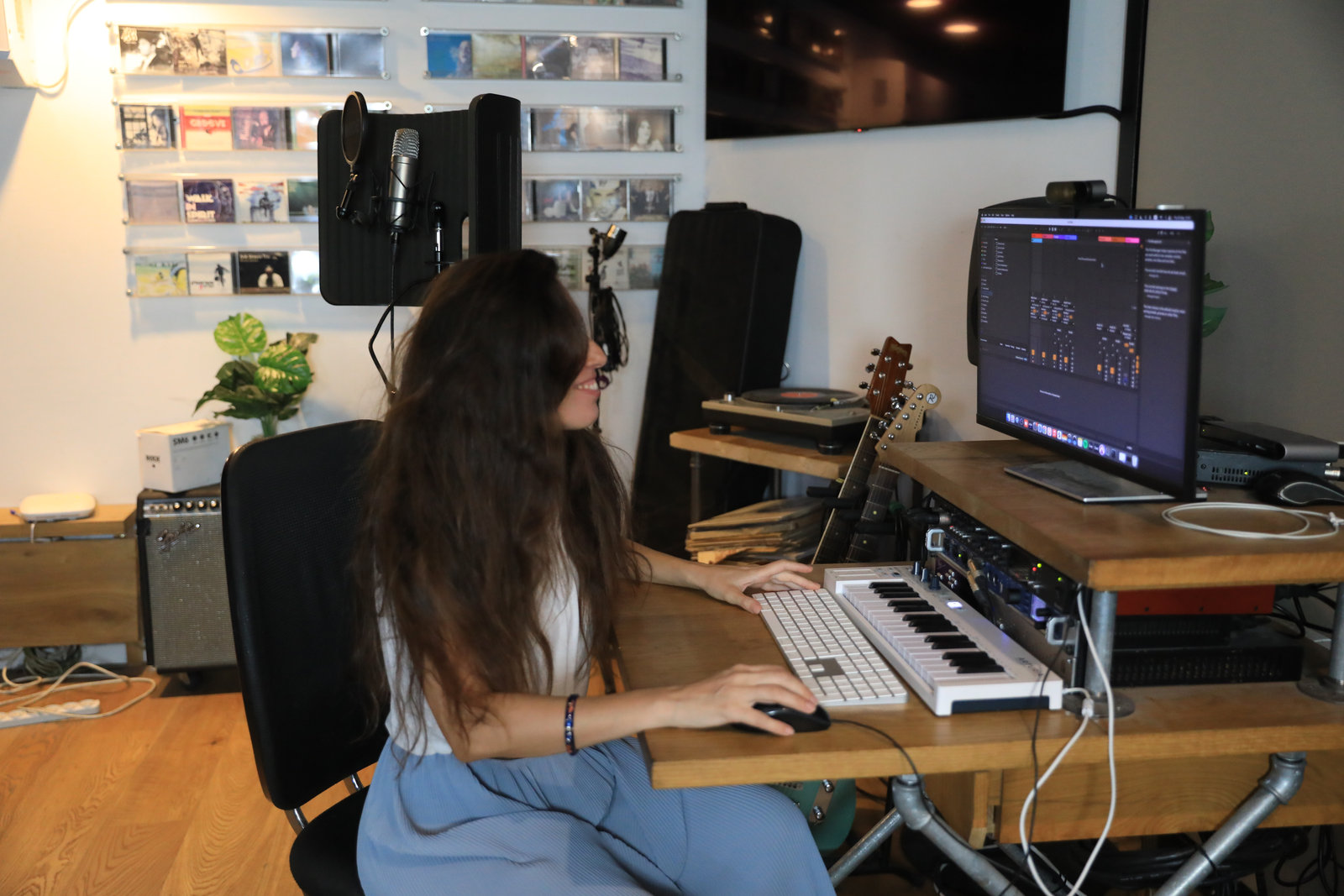 Mor in the studio